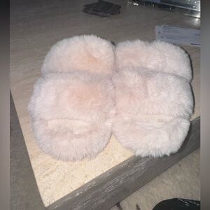 Source Unknown Plush Cream Slippers